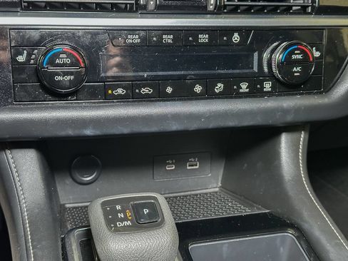 Used 2022 Nissan Pathfinder SL AWD/4WD image 39
