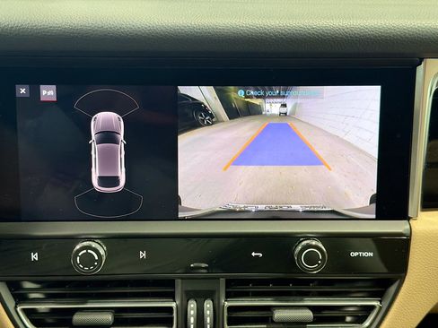 Certified 2023 Porsche Macan image 32