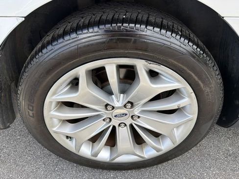 Used 2019 Ford Taurus Limited FWD image 17