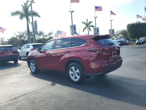 Used 2025 Toyota Highlander LE image 8