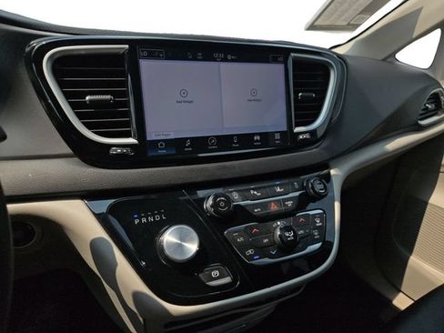 Used 2024 Chrysler Pacifica Touring-L FWD image 18