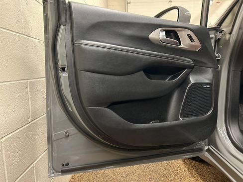 Used 2020 Chrysler Pacifica Limited w/ Quick Order Package 27H Red S image 13