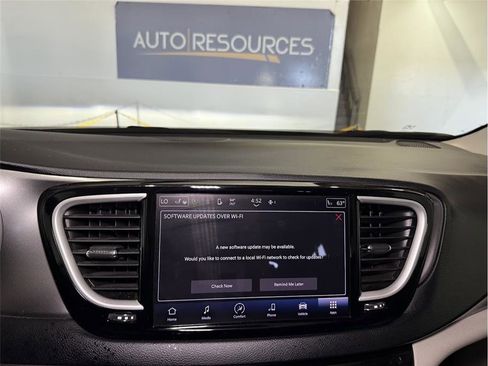 Used 2023 Chrysler Pacifica Touring-L image 37