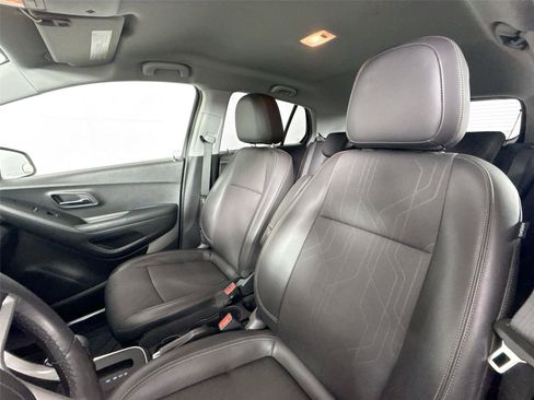 Used 2022 Chevrolet Trax LT w/ LT Convenience Package image 3