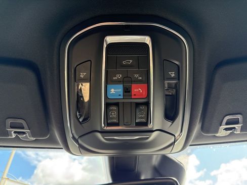 Used 2023 Jeep Grand Cherokee L Laredo image 25