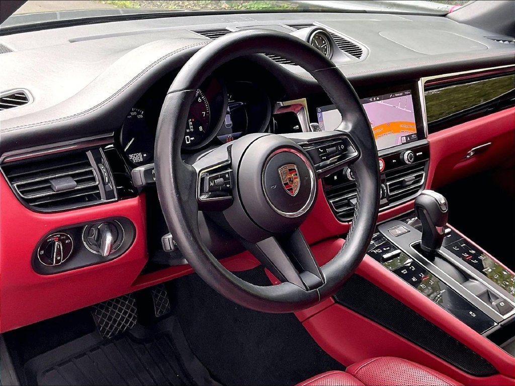 Certified 2023 Porsche Macan AWD/4WD image 4