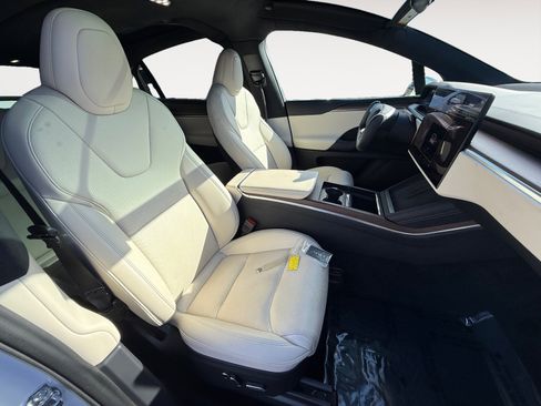 Used 2023 Tesla Model X image 19