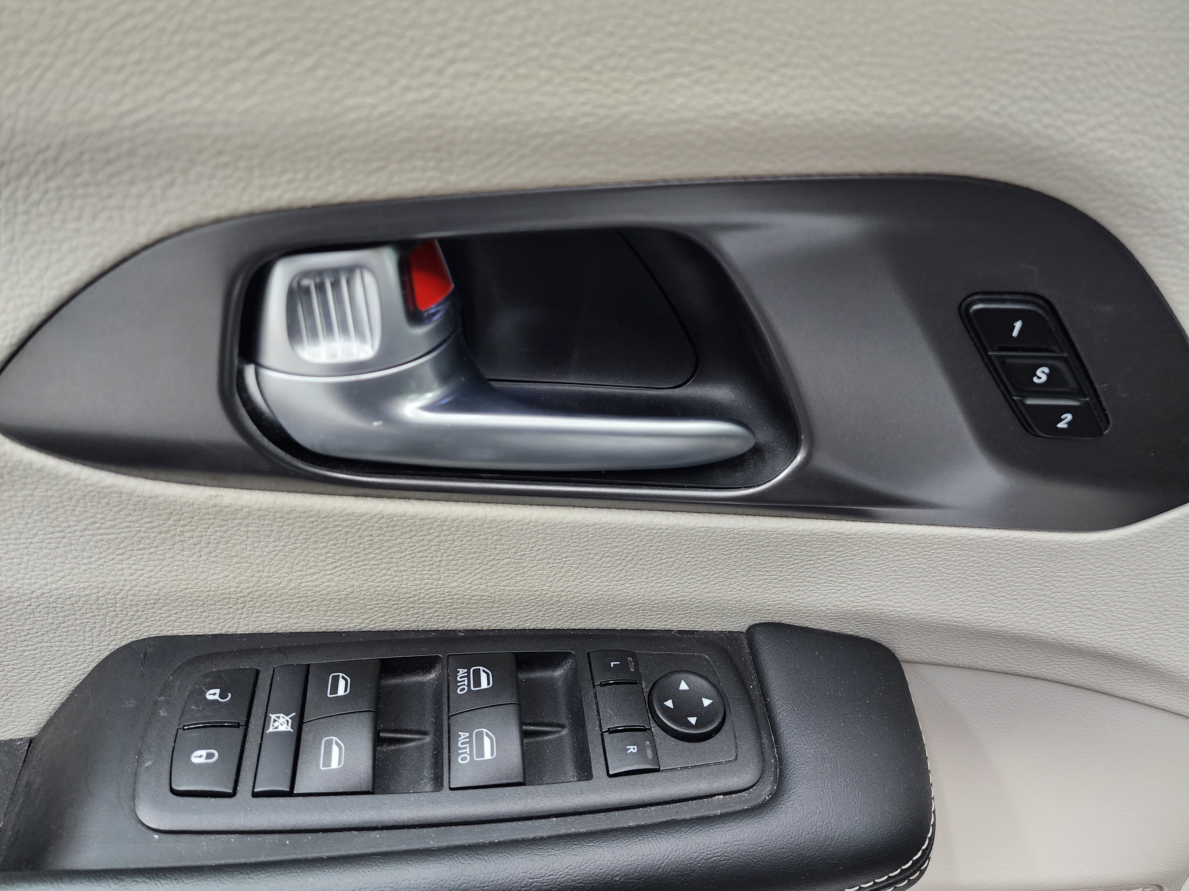 Used 2024 Chrysler Pacifica Touring-L FWD image 39
