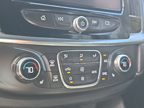 Used 2023 Chevrolet Traverse LT FWD image 30