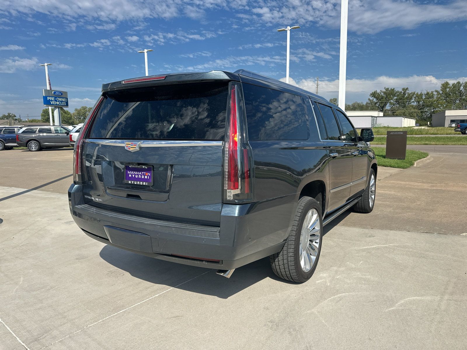 Used 2019 Cadillac Escalade ESV Platinum AWD/4WD image 10