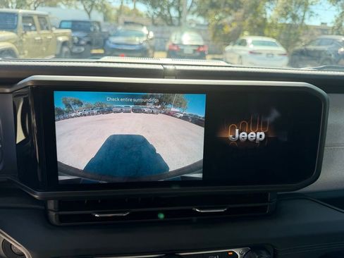 Used 2025 Jeep Wrangler Sahara image 21