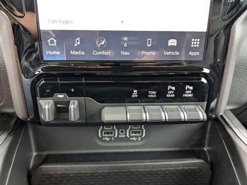 Used 2023 RAM 1500 Laramie AWD/4WD image 5