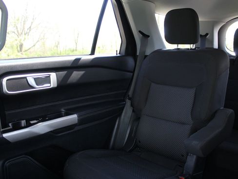 Used 2023 Ford Explorer XLT AWD/4WD image 12