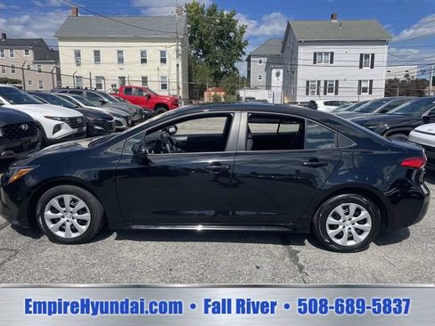 Used 2025 Toyota Corolla LE FWD image 9