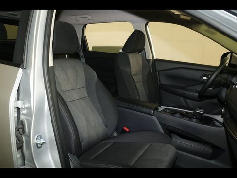 Used 2025 Nissan Rogue SV AWD/4WD image 29