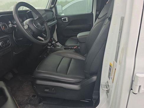 Used 2025 Jeep Gladiator Sport AWD/4WD image 7