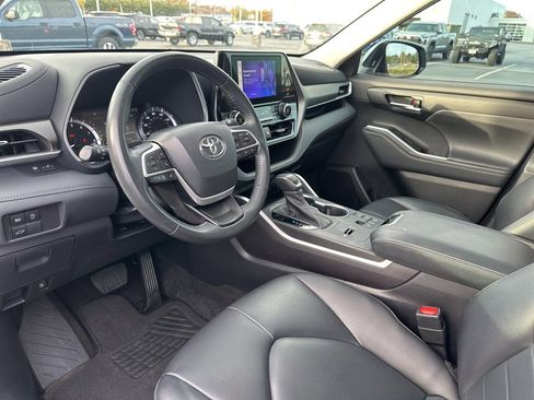 Certified 2023 Toyota Highlander XLE image 28