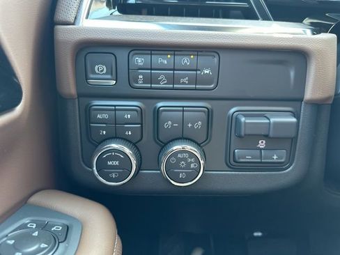 New 2025 Chevrolet Suburban High Country image 30