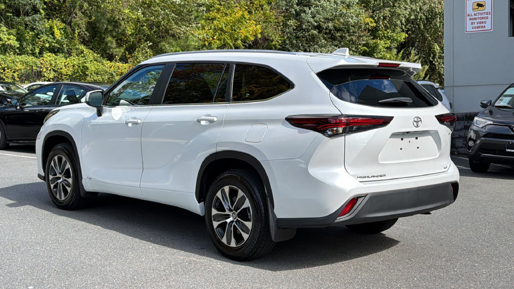 Used 2025 Toyota Highlander XLE AWD/4WD image 3