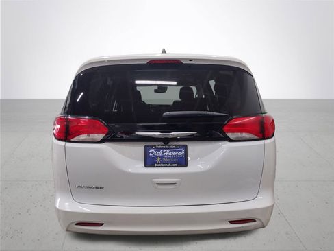 Used 2023 Chrysler Voyager LX image 14