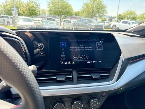 Used 2025 Chevrolet Trax RS FWD image 18
