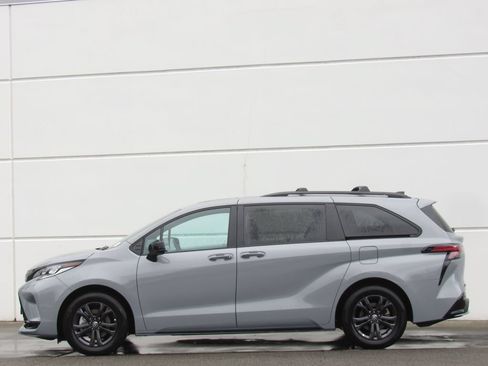 Used 2026 Toyota Sienna XSE AWD/4WD image 4