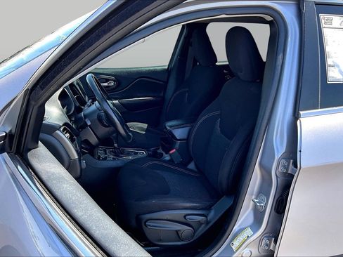 Used 2019 Jeep Cherokee Latitude w/ Cold Weather Group AWD/4WD image 23