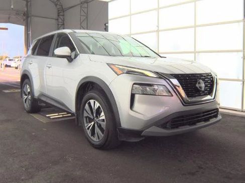 Used 2023 Nissan Rogue SV image 2