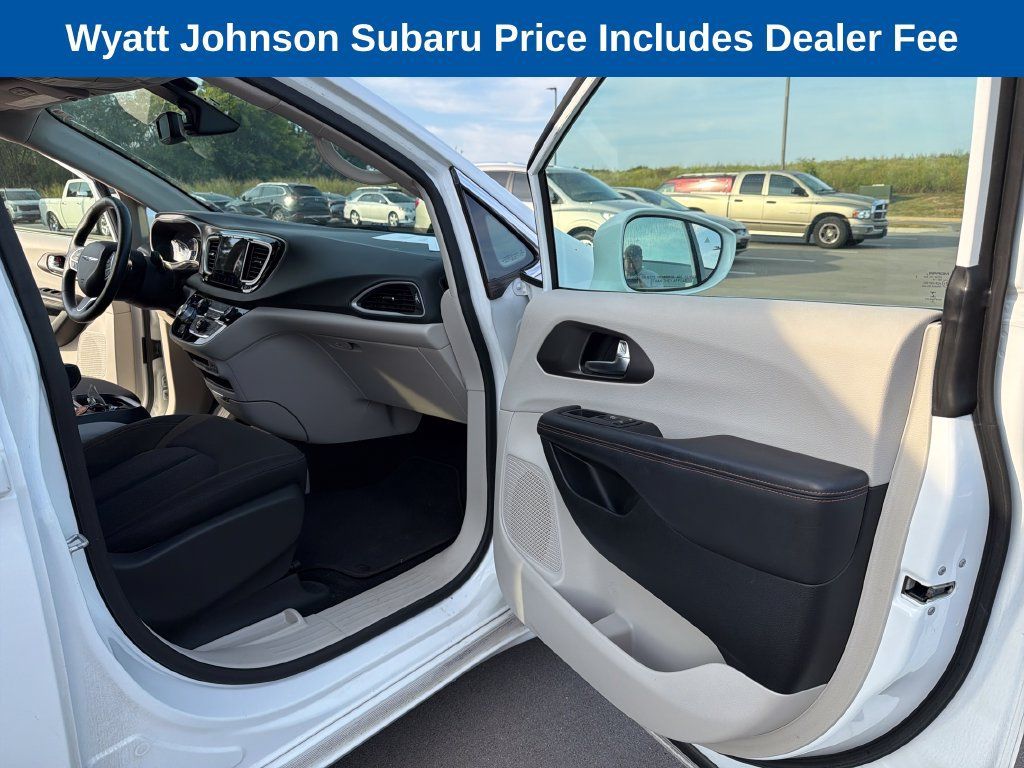 Used 2020 Chrysler Pacifica Touring FWD image 41