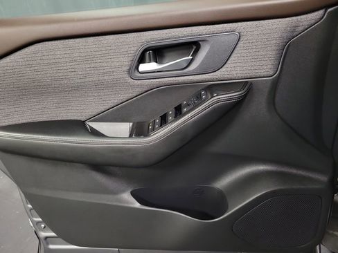 Used 2023 Nissan Rogue SV image 23