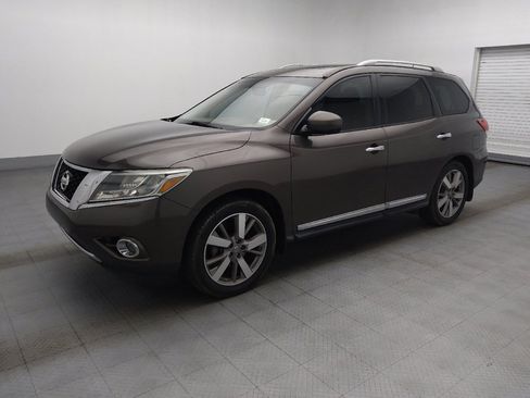 Used 2015 Nissan Pathfinder Platinum w/ Family Entertainment Package FWD image 2