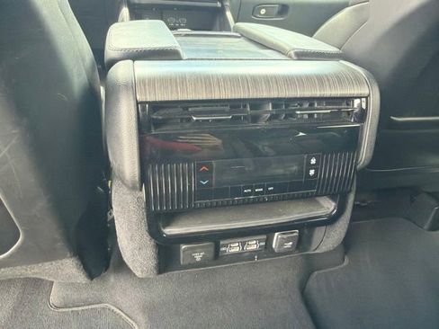 Used 2024 Jeep Wagoneer L Series II RWD image 15