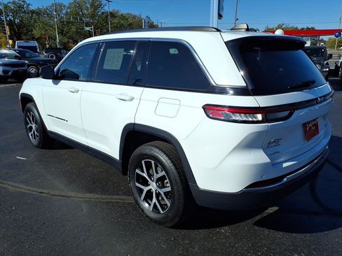 Used 2023 Jeep Grand Cherokee Limited image 6