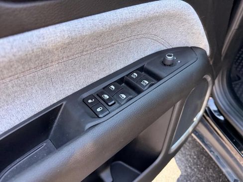 Used 2024 Jeep Compass Latitude w/ Sun and Sound Group AWD/4WD image 10