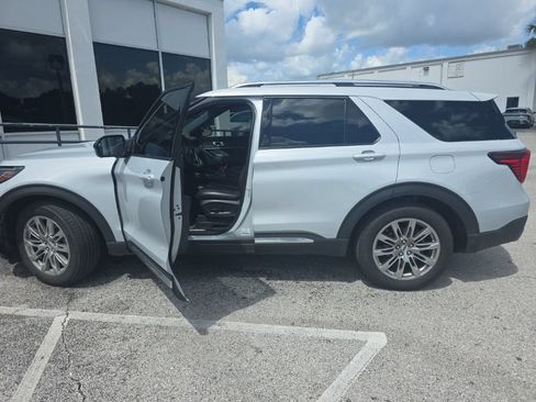 Used 2025 Ford Explorer Platinum RWD image 4