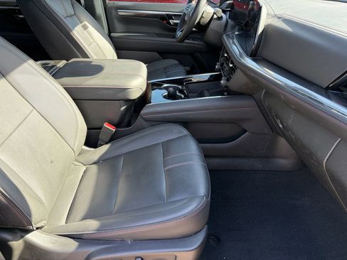 Used 2025 Chevrolet Suburban RST w/ RST Capability Package AWD/4WD image 8