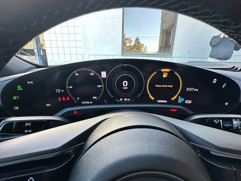 Used 2022 Porsche Taycan image 28