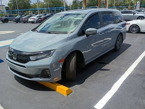 Used 2025 Honda Odyssey Touring image 3