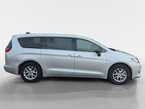 Used 2024 Chrysler Voyager LX image 3