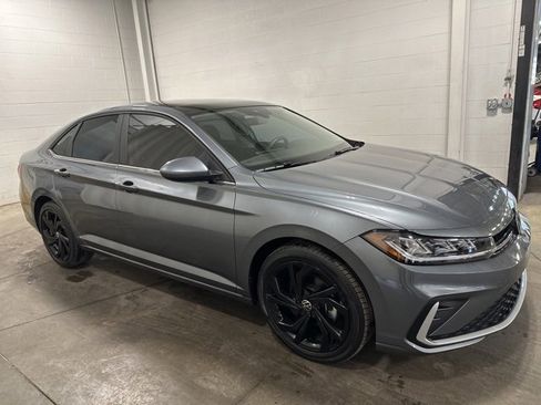 Used 2025 Volkswagen Jetta SE w/ Sunroof Package image 3