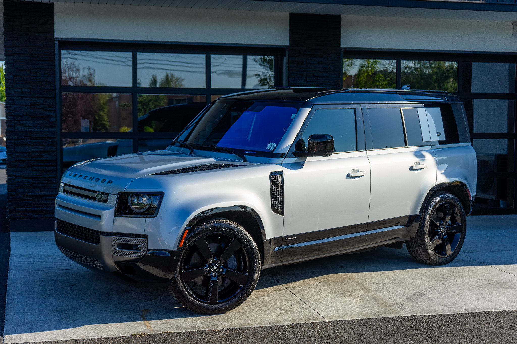 Used 2021 Land Rover Defender 110 X-Dynamic HSE AWD/4WD image 2