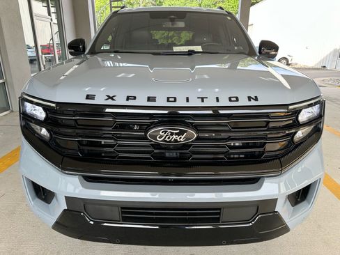Certified 2025 Ford Expedition Platinum w/ Stealth Performance Package AWD/4WD image 8