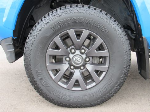 Used 2020 Toyota Tacoma SR5 w/ Blackout Package AWD/4WD image 41