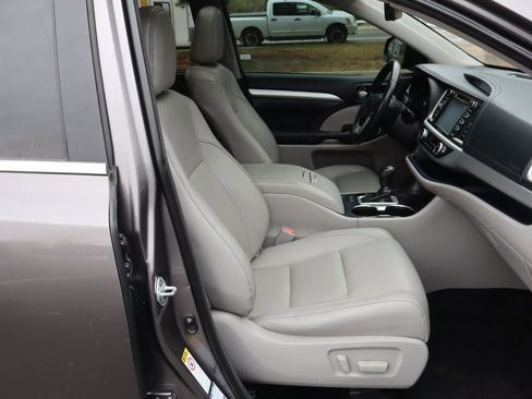Used 2018 Toyota Highlander XLE image 22