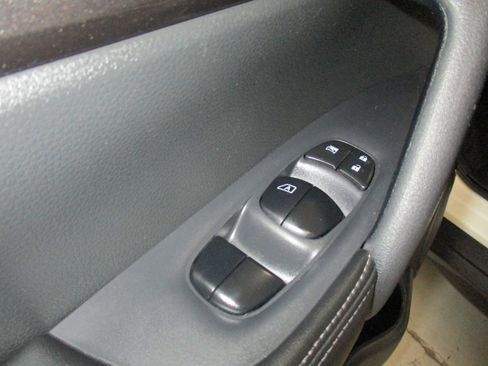 Used 2018 Nissan Rogue SV image 14