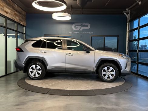 Used 2021 Toyota RAV4 LE FWD image 2