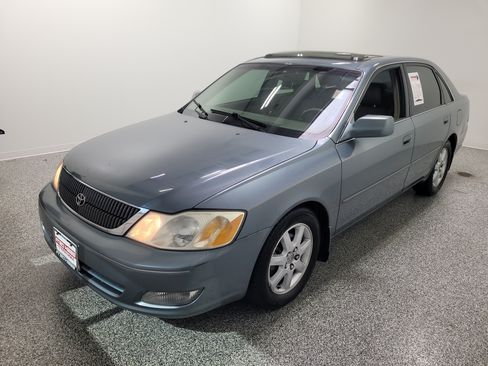 Used 2000 Toyota Avalon XLS FWD image 2