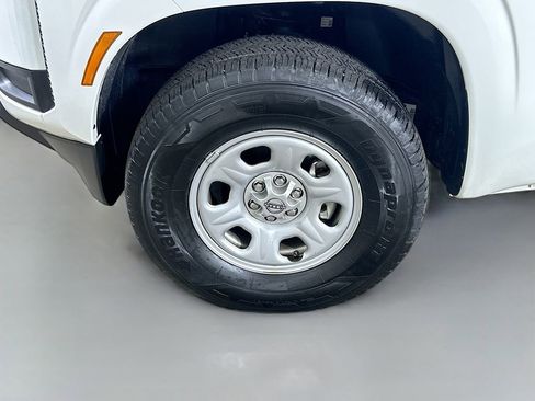 Used 2025 Nissan Frontier S w/ S Utility Package image 8