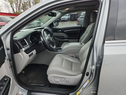 Used 2019 Toyota Highlander Limited image 15