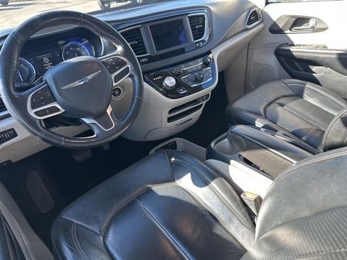 Used 2020 Chrysler Pacifica Touring-L image 23